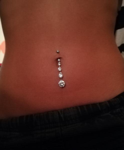 Navelpiercing Med Langt Hange I Fyra Snygga Olika Farger