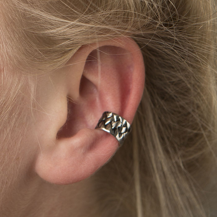 Ear cuff med flätat mönster