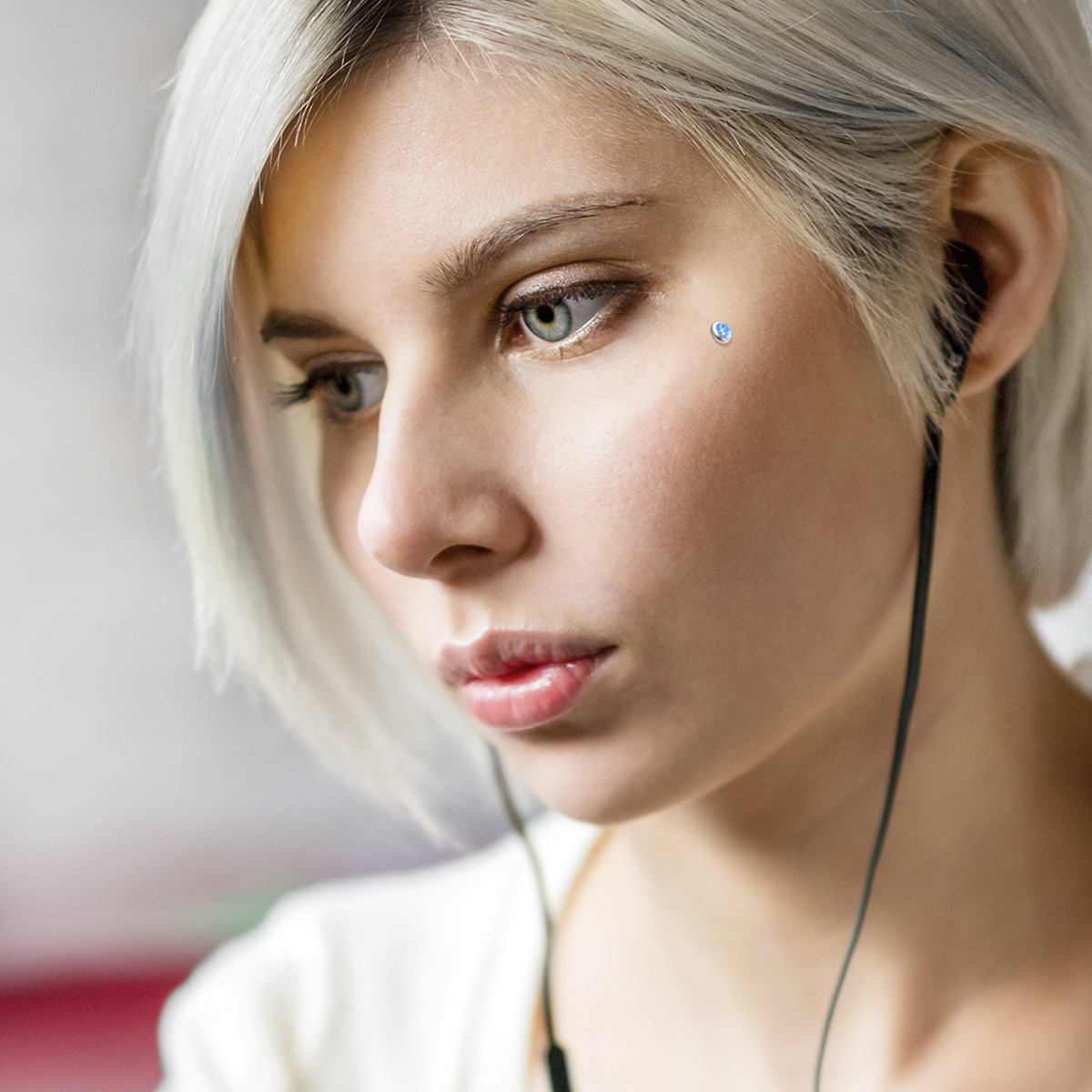 Platt dermal ankare med opalsten